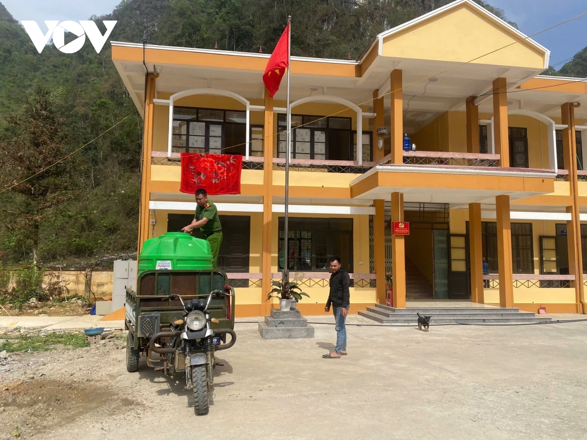 Công an Cao Bằng tiếp nước sinh hoạt cho người dân vùng hạn